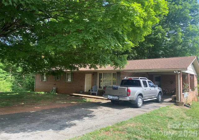 3rd image of 2071 Colonial Ln, Hickory, NC 28601 | MLS# 4385886