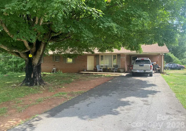 4th image of 2071 Colonial Ln, Hickory, NC 28601 | MLS# 4385886
