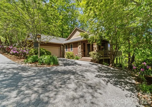 Photo 1 of Single family home for sale at 15 Ivy Point Ln, Burnsville, NC 28714 | MLS# 4385894 | Listing updated on 2026-09-01