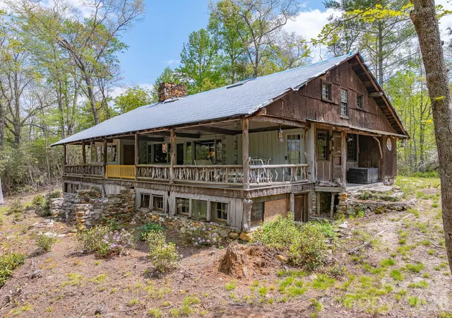 Photo 4 of Single family home for sale at 1971 Swiss Pine Lake Dr, Spruce Pine, NC 28777 | MLS# 4386053 | Listing updated on 2026-08-25