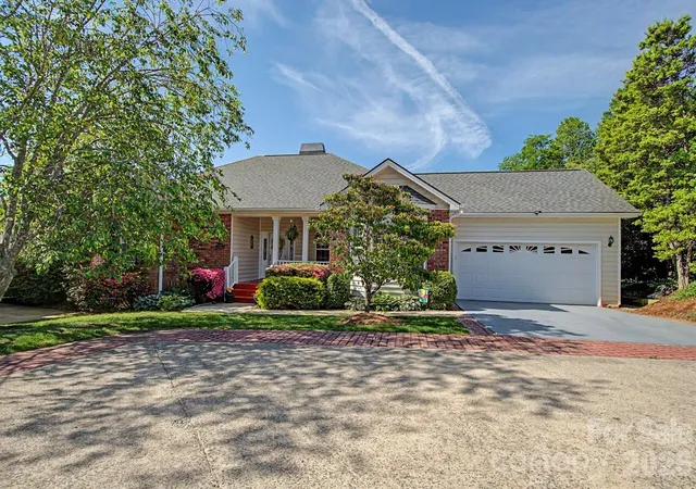 4th image of 606 Carriage Commons Dr, Hendersonville, NC 28791 | MLS# 4386176