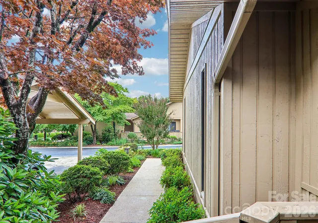 3rd image of 405 Wild Oak Ln, Hendersonville, NC 28791 | MLS# 4386247