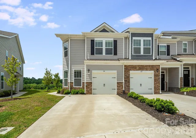 Homes for sale in Hendersonville, NC | 124 Creekview Rd, Hendersonville, NC 28791 | MLS# 4386326