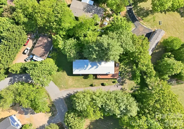 Photo 2 of Single family home for sale at 118 Heather Dr, Asheville, NC 28806 | MLS# 4386340 | Listing updated on 2026-10-05