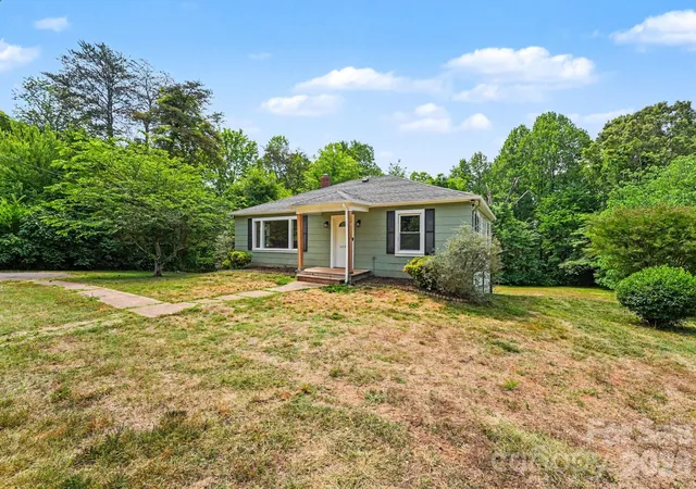 Photo 2 of Sale Pending at 3230 12th Avenue Se, Hickory, NC 28602 | MLS# 4386461 | Listing updated on 2026-09-29