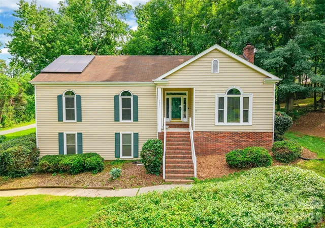Photo 1 of Single family home for sale at 2001 Colony Hl Dr, Charlotte, NC 28214 | MLS# 4386555 | Listing updated on 2026-07-23