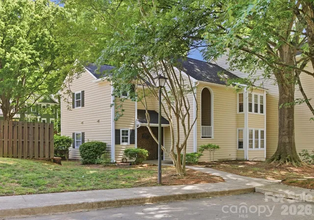 Homes for sale in Charlotte, NC | 3304 Selwyn Farms Ln, Charlotte, NC 28209