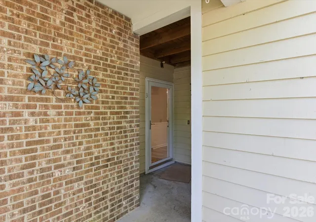Homes for sale in Charlotte, NC | 3304 Selwyn Farms Ln, Charlotte, NC 28209