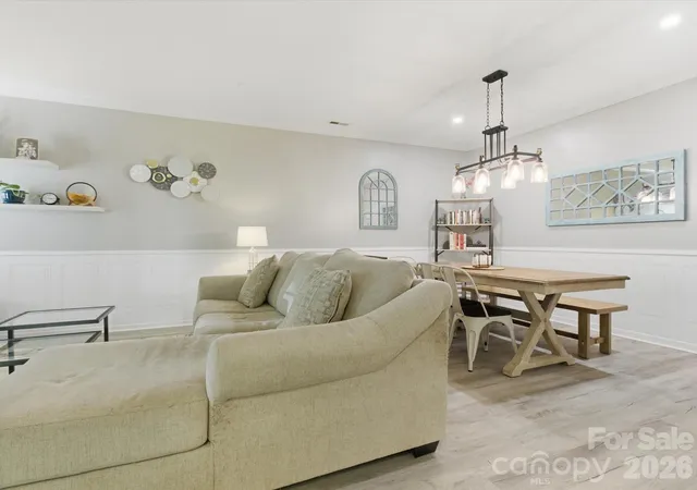 Homes for sale in Charlotte, NC | 3304 Selwyn Farms Ln, Charlotte, NC 28209
