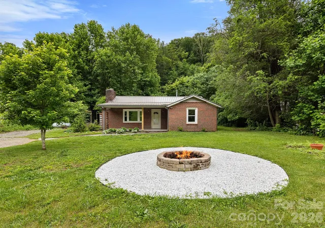Homes for sale in Fairview, NC | 205 Old Fort Rd, Fairview, NC 28730 | MLS# 4386603