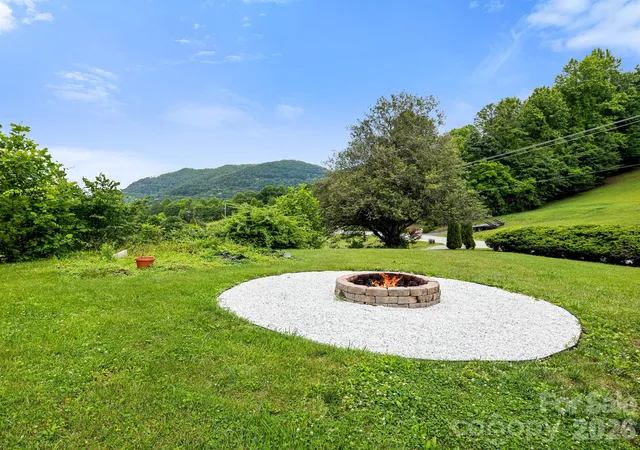 Homes for sale in Fairview, NC | 205 Old Fort Rd, Fairview, NC 28730 | MLS# 4386603
