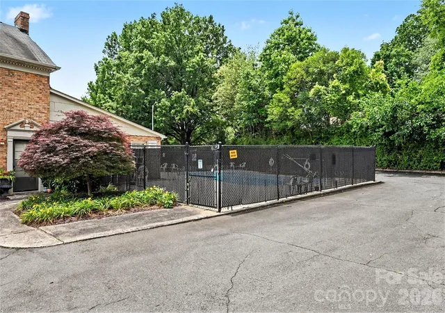 Homes for sale in Charlotte, NC | 3720 Park Road, Charlotte, NC 28209 | Houzeo