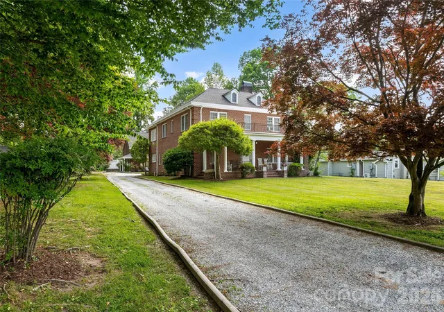Photo 4 of Single family home for sale at 1518 Greenville Hwy, Hendersonville, NC 28792 | MLS# 4386828 | Listing updated on 2026-08-18