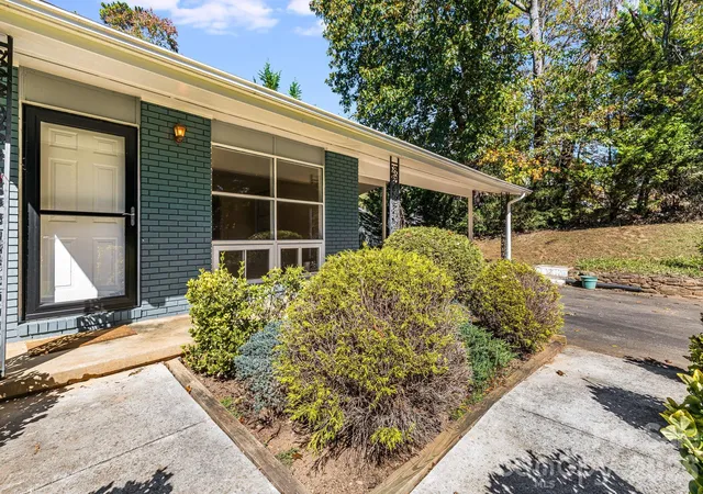 Photo 3 of House for sale at 26 Elkmont Dr, Asheville, NC 28804 | MLS# 4386925 | Listing updated on 2026-09-29