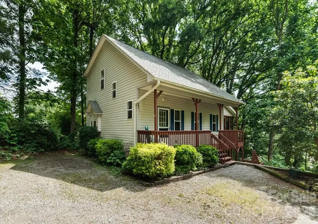 Photo 1 of Single family home for sale at 122 Arnold Hts, Waynesville, NC 28786 | MLS# 4386984 | Listing updated on 2026-10-07