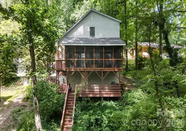 Photo 3 of Single family home for sale at 122 Arnold Hts, Waynesville, NC 28786 | MLS# 4386984 | Listing updated on 2026-10-07