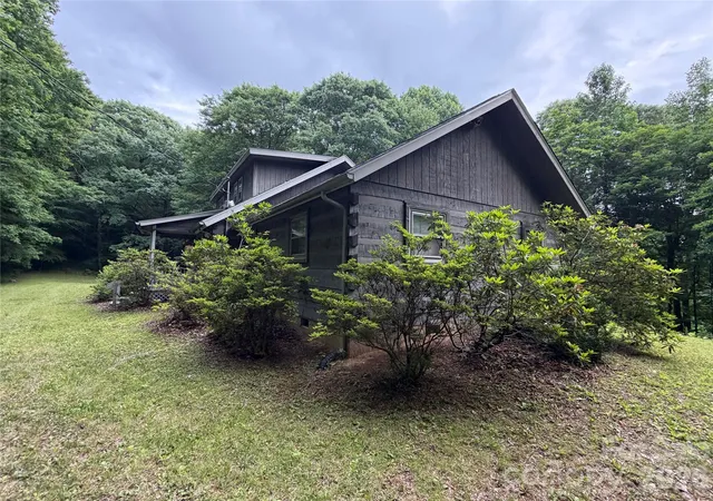 Photo 3 of Single family home for sale at 377 Woodstream Rd, Waynesville, NC 28786 | MLS# 4387031 | Listing updated on 2026-08-17