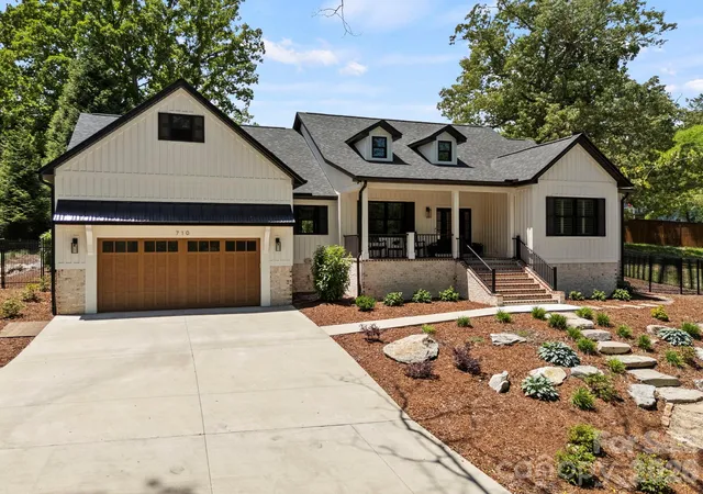 Photo 3 of Single family home for sale at 710 Knollwood Dr, Hendersonville, NC 28791 | MLS# 4387096 | Listing updated on 2026-08-01