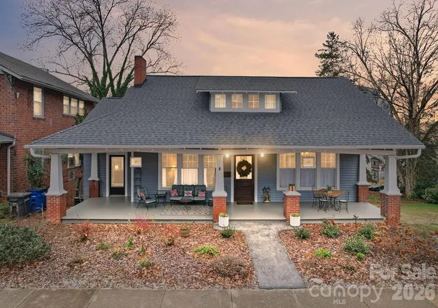 Photo 1 of Single family home for sale at 202 S Oak St, Statesville, NC 28677 | MLS# 4387196 | Listing updated on 2026-09-14
