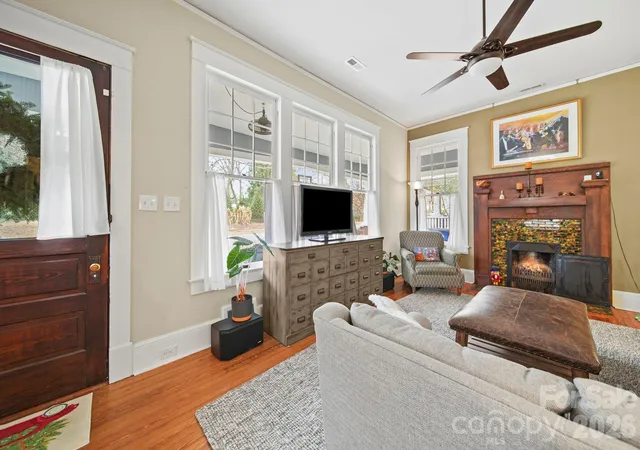 Photo 3 of Single family home for sale at 202 S Oak St, Statesville, NC 28677 | MLS# 4387196 | Listing updated on 2026-09-14