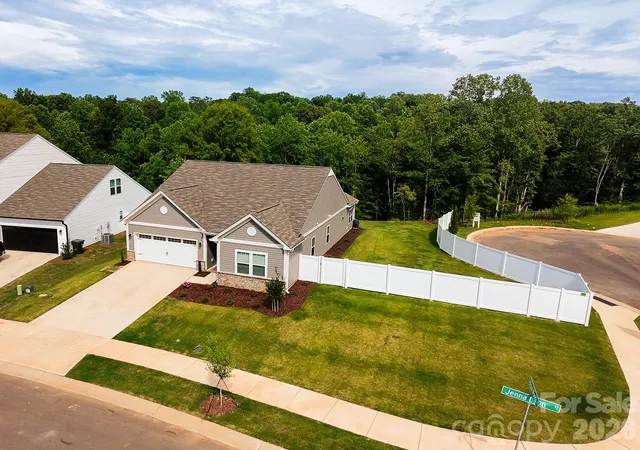 Photo 3 of Single family home for sale at 1261 Jenna Lynn Ct, Lowell, NC 28098 | MLS# 4387224 | Listing updated on 2026-10-03