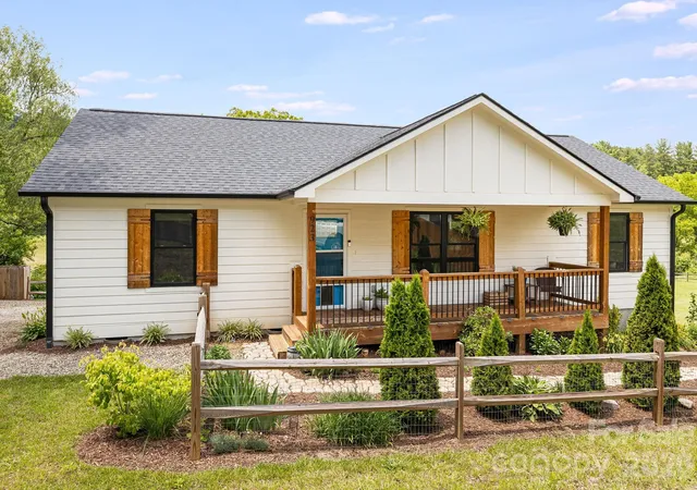 Photo 1 of Single family home for sale at 923 Newfound Rd, Leicester, NC 28748 | MLS# 4387282 | Listing updated on 2026-09-12