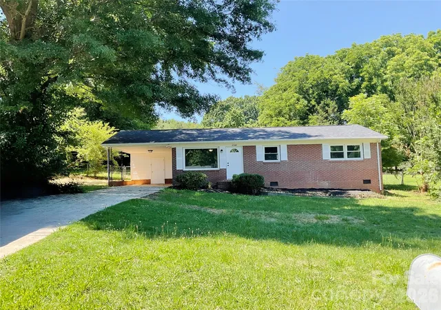 Photo 2 of Single family home for sale at 2346 Woodleaf Dr, Gastonia, NC 28052 | MLS# 4387297 | Listing updated on 2026-10-27