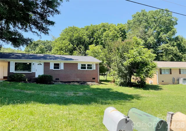 Photo 3 of Single family home for sale at 2346 Woodleaf Dr, Gastonia, NC 28052 | MLS# 4387297 | Listing updated on 2026-10-27