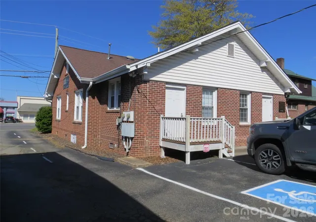 Photo 4 of Single family home for sale at 505 S Lafayette St, Shelby, NC 28150 | MLS# 4387366 | Listing updated on 2026-06-25