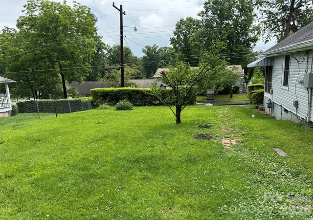 3rd image of 831/833 N Oak St, Hendersonville, NC 28791 | MLS# 4387368
