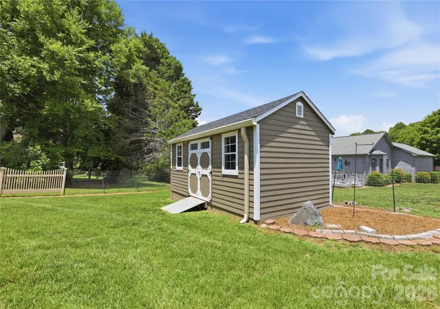 Homes for sale in Granite Falls, NC | 4 Fox Ridge Dr, Granite Falls, NC 28630 | MLS# 4387369