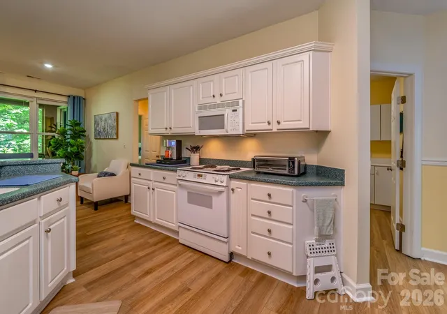 Listing Photo 5 - Condo for sale in building located at 99 Ridgetop Cir, Brevard, NC 28712 - Unit #202