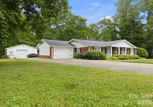 Homes for sale in Salisbury, NC | 805 Pine Hill Dr, Salisbury, NC 28146 | MLS# 4387687
