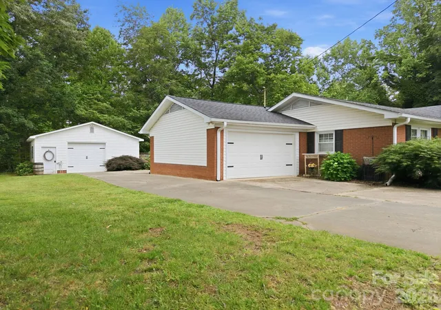 Homes for sale in Salisbury, NC | 805 Pine Hill Dr, Salisbury, NC 28146 | MLS# 4387687