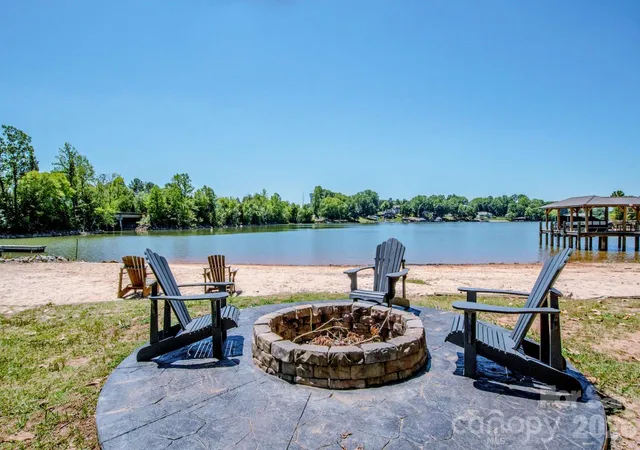 Photo 3 of Sale Pending at 131 S Gibbs Rd, Mooresville, NC 28117 | MLS# 4387694 | Listing updated on 2026-10-16
