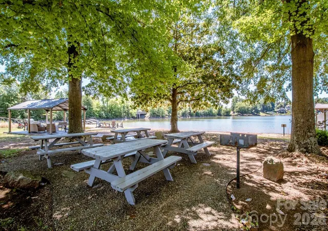 Photo 4 of Sale Pending at 131 S Gibbs Rd, Mooresville, NC 28117 | MLS# 4387694 | Listing updated on 2026-10-16
