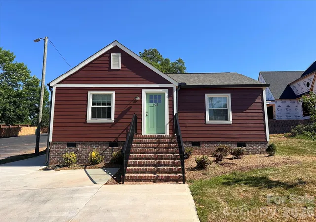 Photo 1 of Single family home for sale at 102 Lincoln St, Belmont, NC 28012 | MLS# 4387899 | Listing updated on 2026-06-03