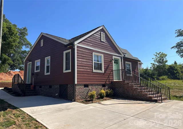 Photo 2 of Single family home for sale at 102 Lincoln St, Belmont, NC 28012 | MLS# 4387899 | Listing updated on 2026-06-03