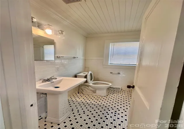 Photo 3 of Single family home for sale at 102 Lincoln St, Belmont, NC 28012 | MLS# 4387899 | Listing updated on 2026-06-03