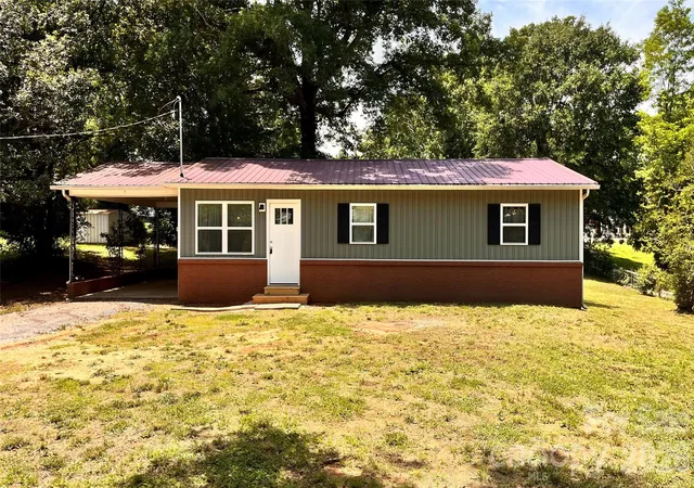 Homes for sale in Lenoir, NC | 4009 Smokey Creek Rd, Lenoir, NC 28645 | MLS# 4388094