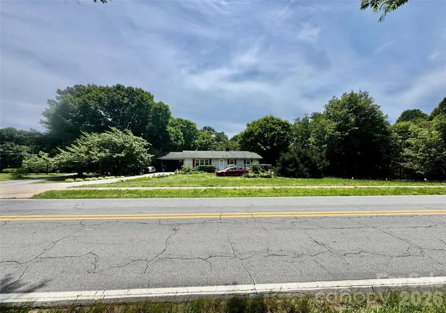 3rd image of 717 W Lee Ave, Yadkinville, NC 27055 | MLS# 4388118