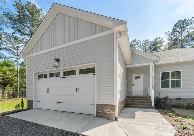 Photo 3 of Single family home for sale at 185 Shagbark Ct, West End, NC 27376 | MLS# 4388224 | Listing updated on 2026-10-18