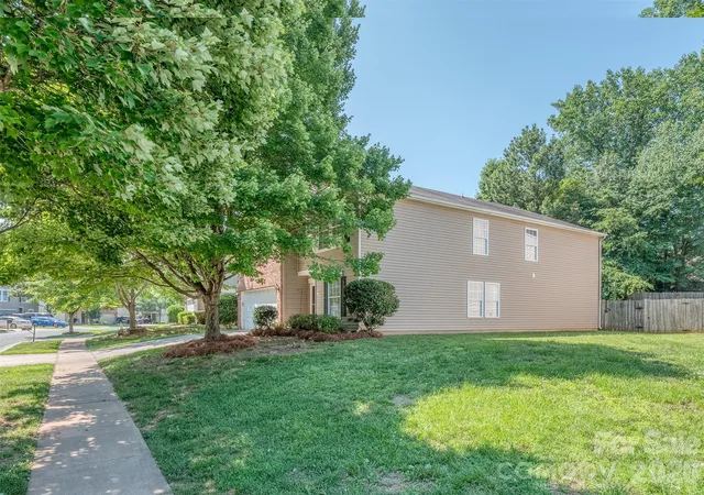 Photo 3 of Single family home for sale at 7829 Ponderosa Pine Ln, Charlotte, NC 28215 | MLS# 4388248 | Listing updated on 2026-08-10