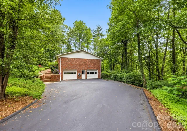 3rd image of 126 Surry Ln, Hendersonville, NC 28791 | MLS# 4388301