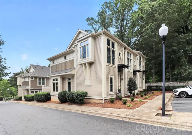 4th image of 1073 Park W Dr, Charlotte, NC 28209