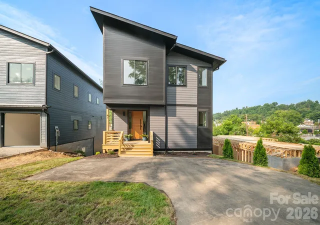 Photo 3 of Single family home for sale at 41 Johnson Dr, Asheville, NC 28804 | MLS# 4388362 | Listing updated on 2026-09-21