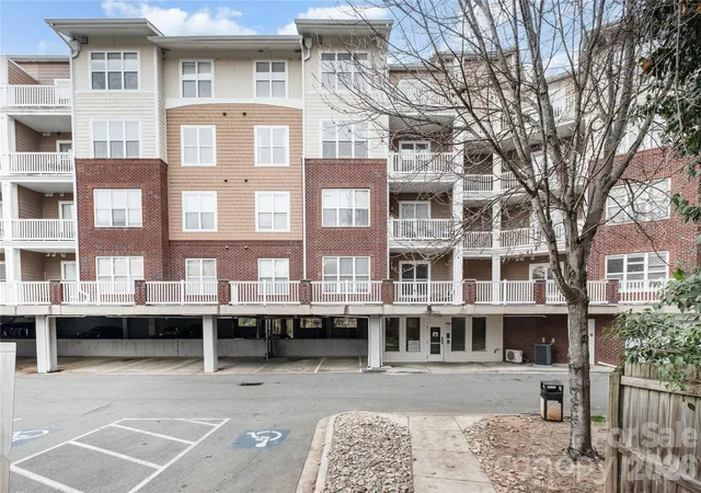 2nd image of 1000 E Woodlawn Rd #217, Charlotte, NC 28209 | MLS# 4388407