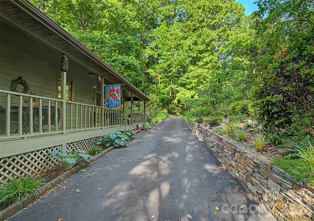 Homes for sale in Horse Shoe, NC | 383 Ravenwood Ln, Horse Shoe, NC 28742 | MLS# 4388457