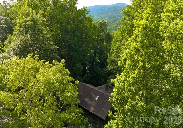 Homes for sale in Horse Shoe, NC | 383 Ravenwood Ln, Horse Shoe, NC 28742 | MLS# 4388457