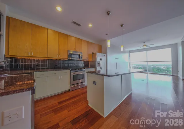 Listing Photo 4 - Condo for sale in building located at 333 W Trade St, Charlotte, NC 28202 - Unit #1602